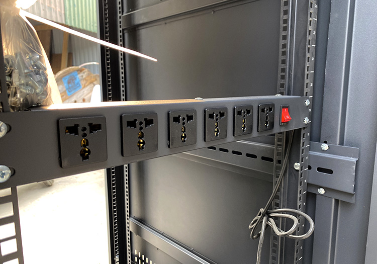 Bên trong tủ rack 32U hãng UNIRACK